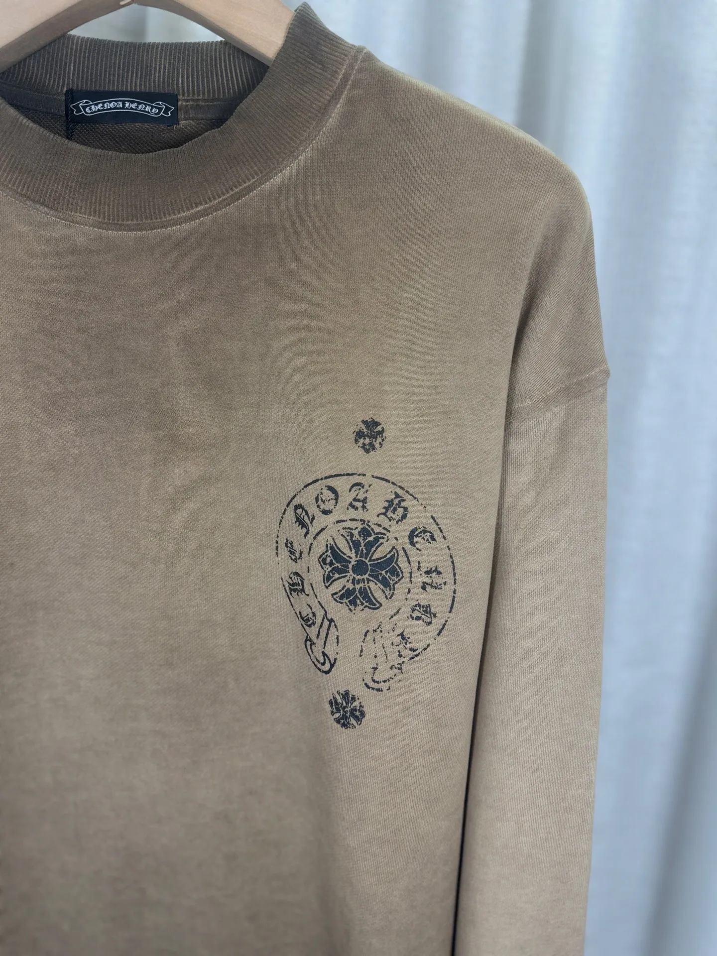 P260 top version, real shot without P, ​​different from market currency) 𝗖𝗵𝗿𝗼𝗺𝗲 𝗛𝗲𝗮𝗿𝘁𝘀/Cro Heart 2025 washed patch embroidery autumn and winter new original single counter American laser burnt 3D three-dimensional color embroidered couple casual sweatshirt 👑The highest version! Customized fabric 420g tripe terry fabric! American acid-washed and distressed original fabric laser burnt ✟appliqué embroidery and exquisite embroidery of letters! The best-selling model in the counter, very comfortable to wear. Accessories: original molded and authenticated collar label➕100% silk wash label. Genuine purchase-grade original hangtag➕matching hanging rope➕3D hanging beads➕original packaging bag. Craftsmanship: The original version has consistent wiring! The highest version of the armhole matching technique! Color: Earth Yellow Gray Black Size: S M L XL Style No.: 9320